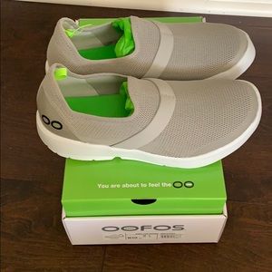 OOFOS OOMG women’s white/grey. Size 10